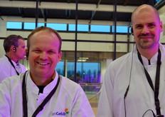 Franky van Looveren van Tomeco/MechaTronix en Tom Verdonck van Tomeco uitgerust met witte jas en headset, dus klaar voor de rondleiding.